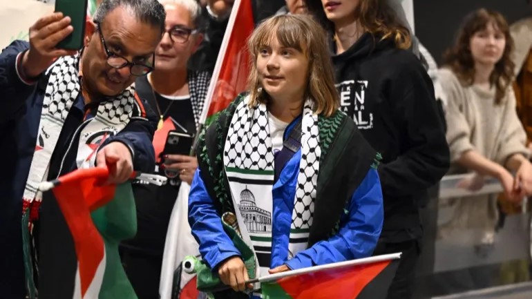 ইসরায়েলি পতাকায় চুমু দিতে বাধ্য করা হয় গ্রেটা থুনবার্গকে